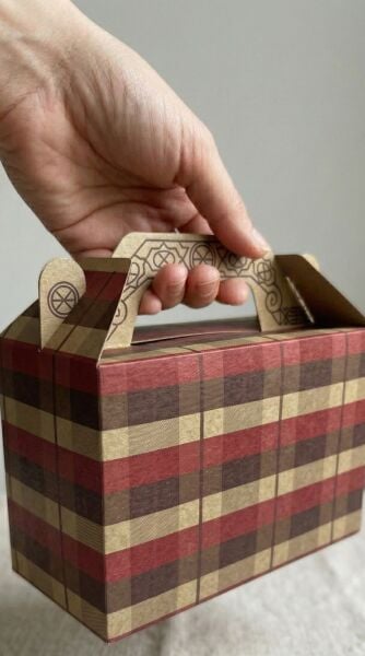 Tutmalı Kraft Hediye Kutusu, Ekose Desenli Taşıma Kulplu Karton Poşet 2'li Set, 11x16x8 cm