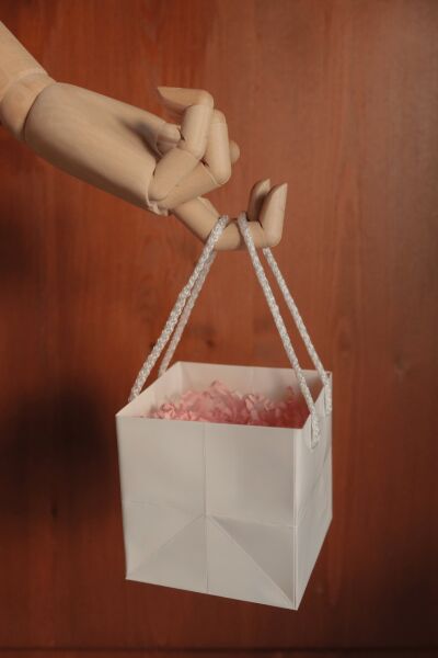 Beyaz Karton Pasta Çanta, 10'lu Paket - Kare Taban, Körüklü, İpli Hediye Taşıma Çantası, 10x10x10 Cm