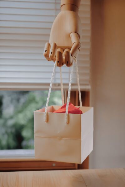 Beyaz Karton Pasta Çanta, 10'lu Paket - Kare Taban, Körüklü, İpli Hediye Taşıma Çantası, 10x10x10 Cm