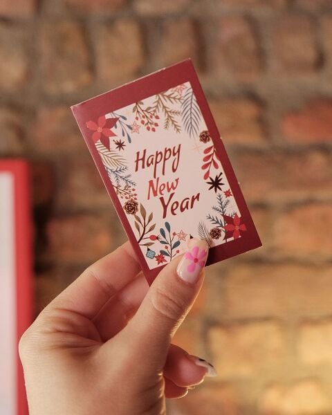 Yılbaşı Happy New Year Yazılı Hediye Kartı - Yeniyıl Tebrik & Not Kartı, 25 Adet, Kırmızı, 5x8 Cm