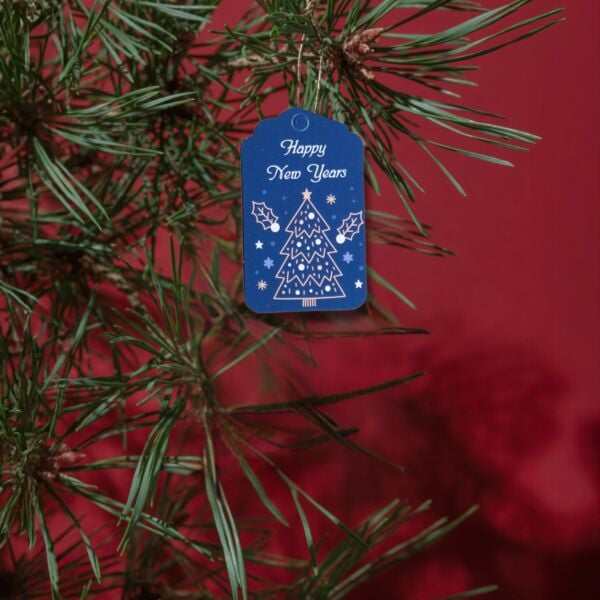Yılbaşı Happy New Years Yazılı Hediye Etiketi, Delikli, Çam Desenli Paketleme Kartı, 50 Adet, 4,5x7.5Cm