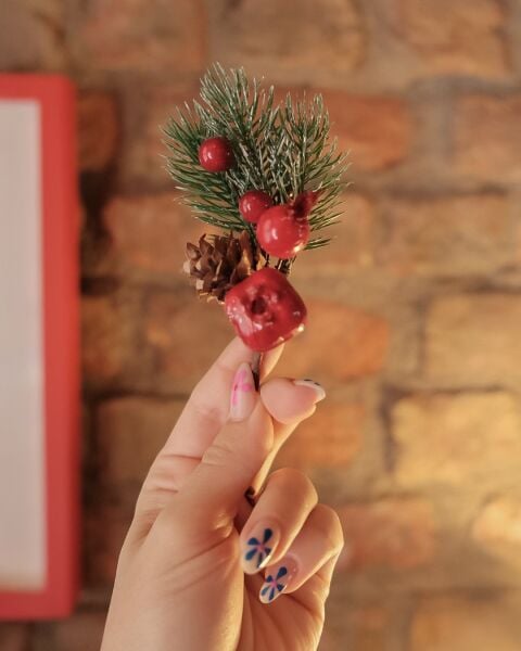 Kokina Yılbaşı Çiçeği, Yapay Çam Kozalaklı Kiraz Demeti, Dekoratif Yeniyıl Süsü, 13 Cm - 1 Adet