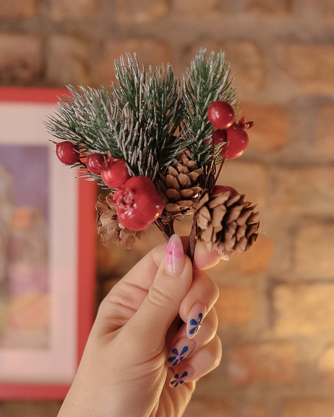Kokina Yılbaşı Çiçeği, Yapay Çam Kozalaklı Kiraz Demeti, Dekoratif Yeniyıl Süsü, 13 Cm - 12li Set