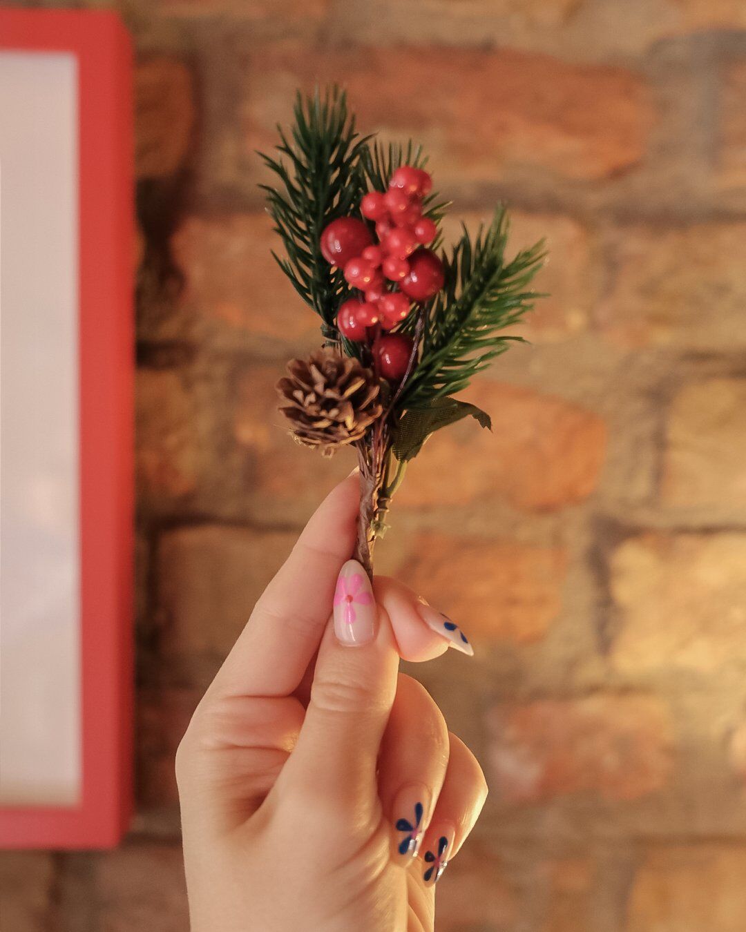 Kokina Yılbaşı Çiçeği, Yapay Çam Kozalaklı Kiraz Demeti, Yeniyıl Dekoratif Ev Süsü, 13 Cm - 1 Adet