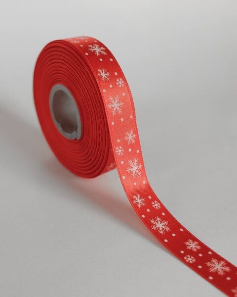 Yılbaşı Temalı Saten Kurdele, Beyaz Kar Desenli Hediye Paketleme Şeridi, Kırmızı, 2 Cm x 20M