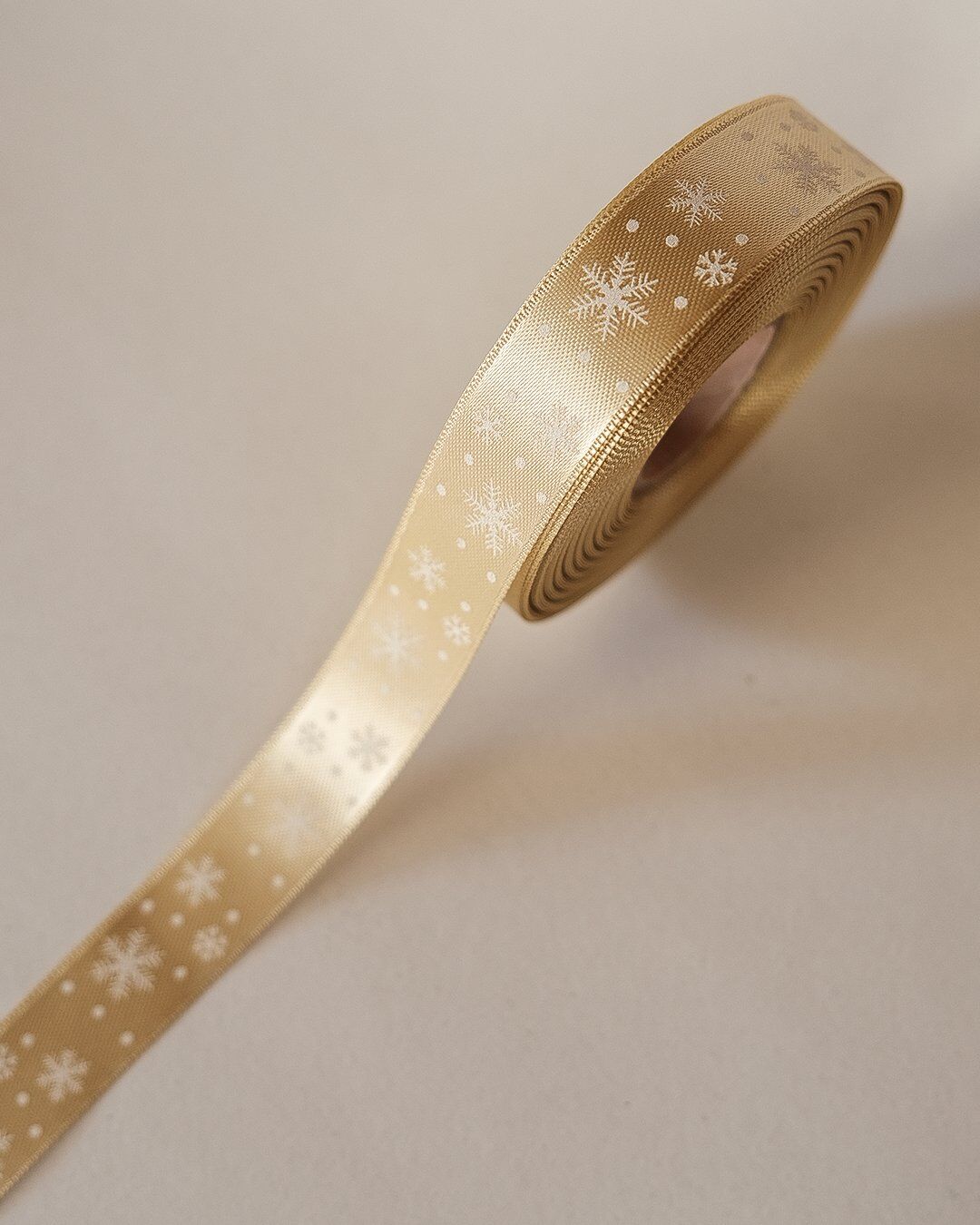 Yılbaşı Temalı Saten Kurdele, Beyaz Kar Desenli Hediye Paketleme Şeridi, Krem, 2 Cm x 20M