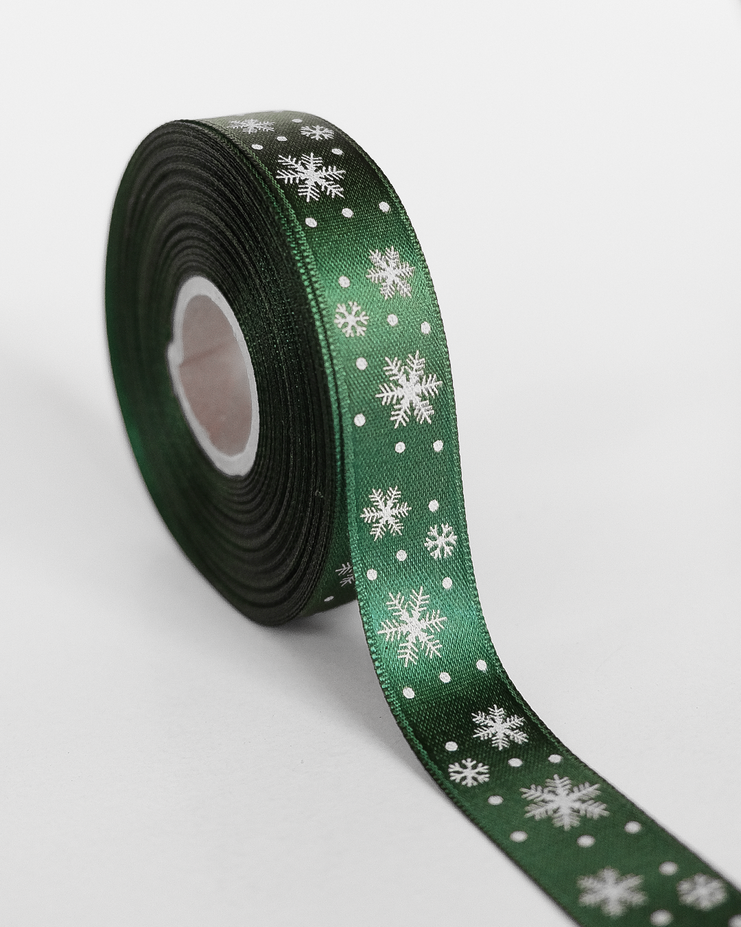 Yılbaşı Temalı Saten Kurdele, Beyaz Kar Desenli Hediye Paketleme Şeridi, Yeşil, 2 Cm x 20M