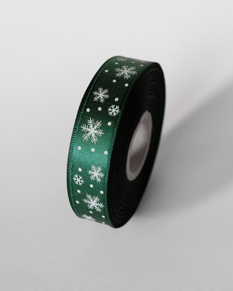 Yılbaşı Temalı Saten Kurdele, Beyaz Kar Desenli Hediye Paketleme Şeridi, Yeşil, 2 Cm x 20M