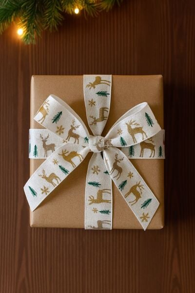 Yılbaşı Grogren Beyaz Kurdele – Geyik Desenli Hediye Paketleme, Hobi Süsleme Şeridi, 4 Cm - 18 M